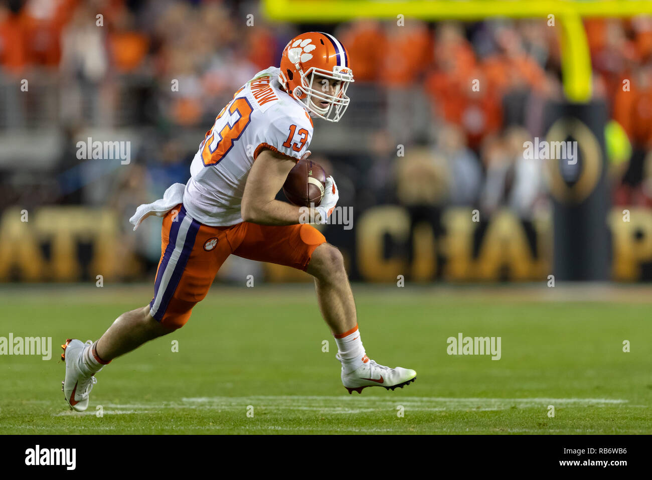 Santa Clara, California, USA. Il 7 gennaio, 2019. 07 gennaio 2019 - Santa Clara, California, Stati Uniti - Clemson Tigers wide receiver Renfrow Hunter (13) viene eseguita dopo la cattura nel College Football Playoff campionato nazionale di gioco tra la Clemson Tigers e Alabama Crimson Tide a Levi's Stadium, Santa Clara, California. Credito: Adam Lacy/ZUMA filo/Alamy Live News Foto Stock