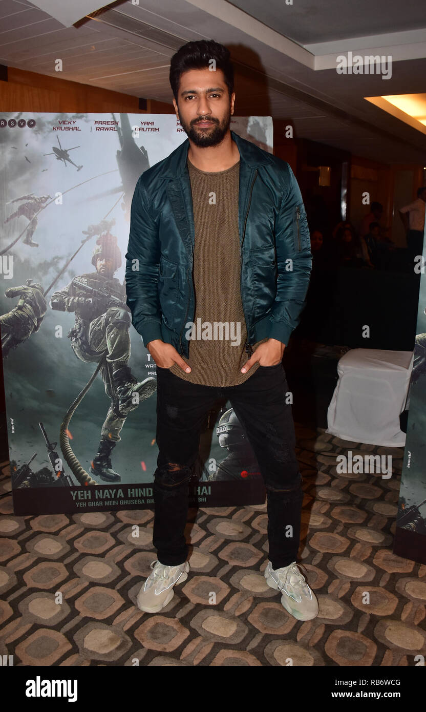 Attore Vicky Kaushal visto durante la promozione del suo prossimo film 'URI:l'sciopero chirurgico' al sole e sabbia, Hotel Juhu di Mumbai. Il film è basato sulla vera eventi del 2016, quando l esercito indiano si è vendicato un letale attacco terroristico effettuando un colpo chirurgico. Foto Stock