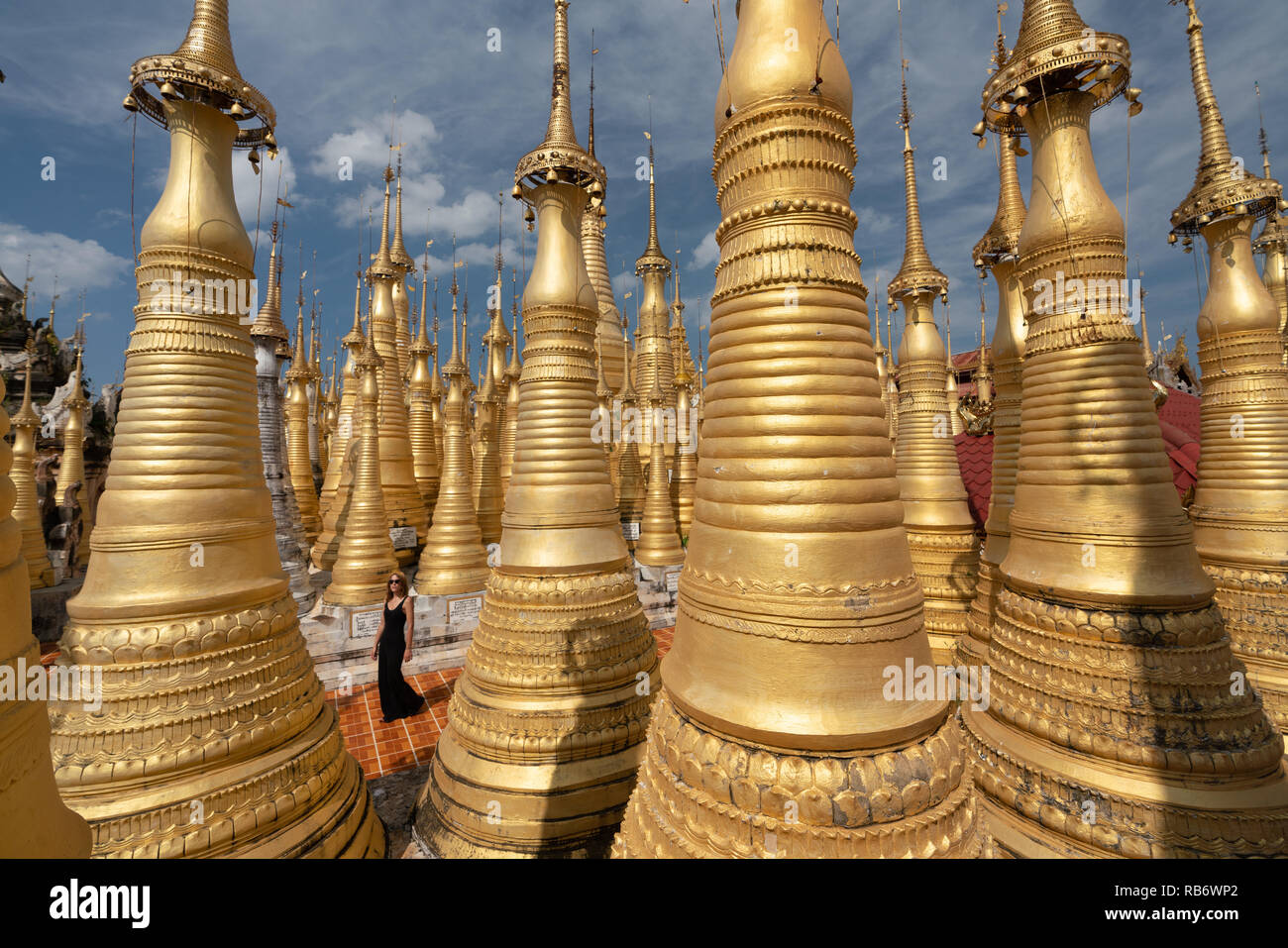 Inn Dein Pagoda, con una ragazza camminare, Lago Inle, Myanmar Foto Stock