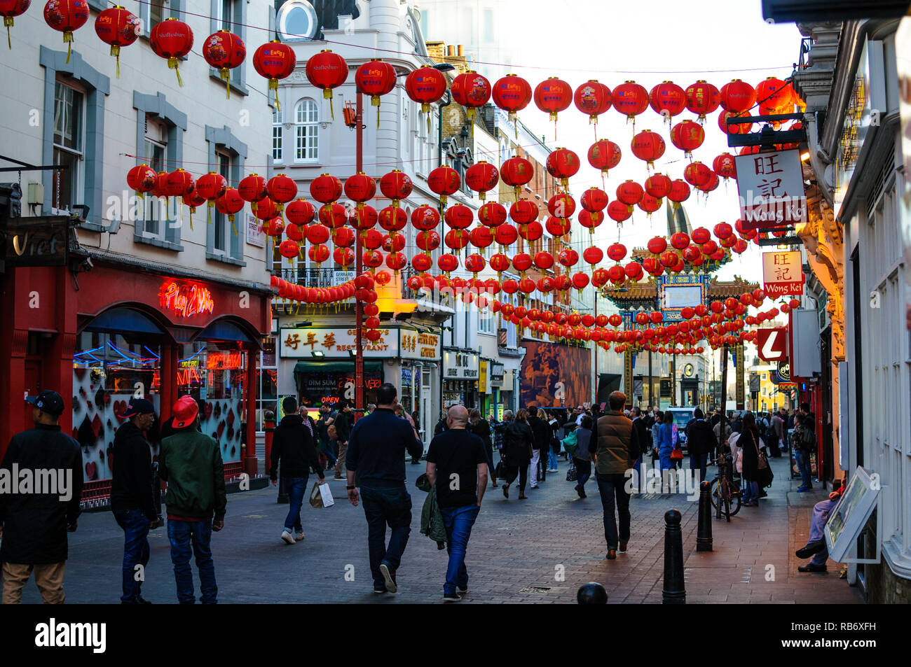 Bella rossa lanterne pendenti in Soho - Chinatown per celebrare il capodanno cinese, Londra, 2017. Foto Stock
