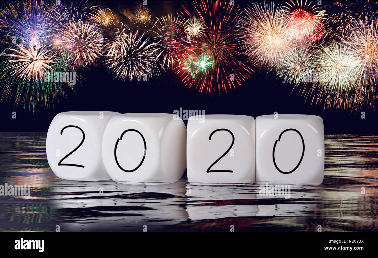 Composito di fuochi d'artificio e calendario per il 2020 Anno nuovo sfondo per le vacanze Foto Stock