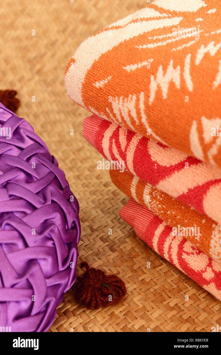 Una pila di asciugamani con un cuscino progettato Foto Stock
