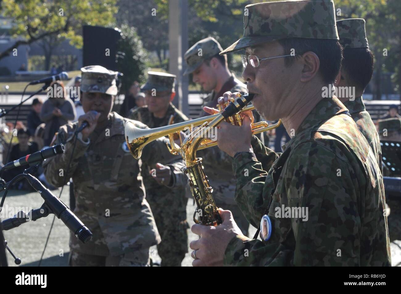 I membri dell'U.S. Esercito 56th banda armata e il Giappone terra Forza di Autodifesa (JGSDF) membri dell'esercito occidentale band suonare musica per la gente del luogo al Hanabata Park di Kumamoto, Giappone durante Yama Sakura (YS) 71. Yama Sakura è un annuale, esercizio bilaterale con il JGSDF e U.S. Militari. Lo scopo di questo esercizio è di migliorare gli Stati Uniti e il Giappone del combat readiness e interoperabilità mentre il rafforzamento delle relazioni bilaterali e la dimostrazione di risolvere gli Stati Uniti a sostenere gli interessi della sicurezza dell alleati e partner in Indo-Asia-regione del Pacifico. Foto Stock