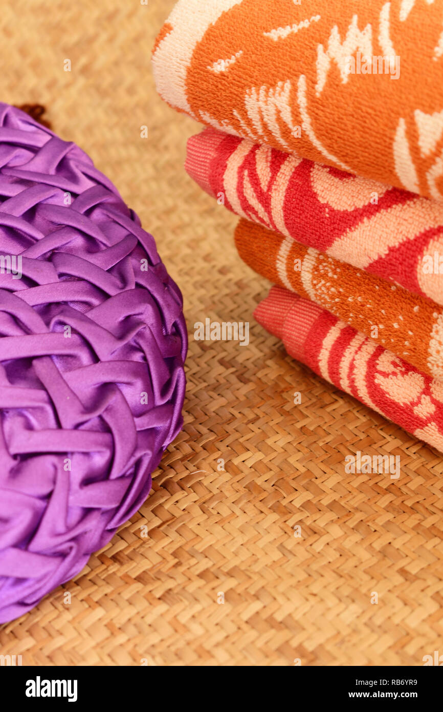 Una pila di asciugamani con un cuscino progettato Foto Stock