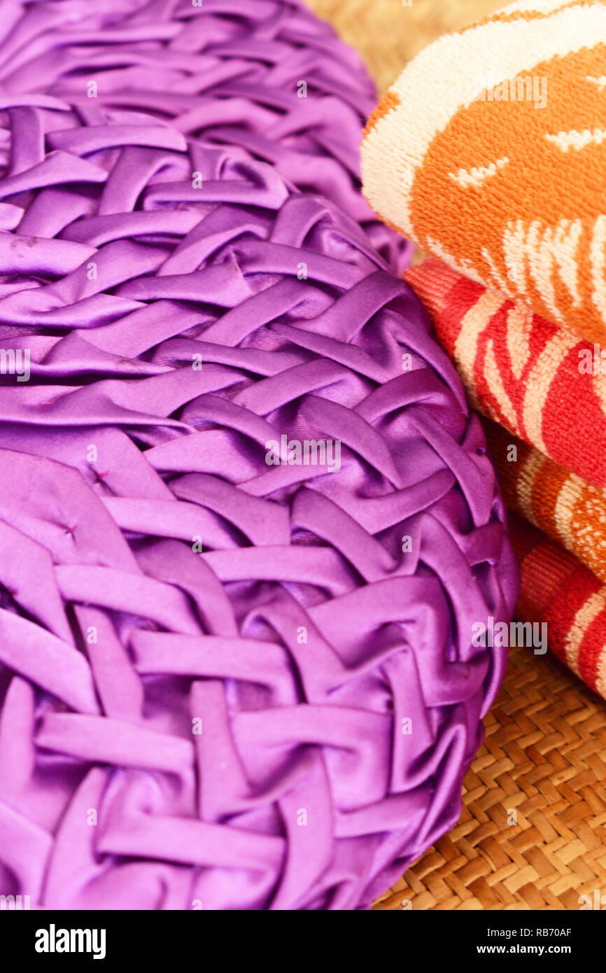 Una pila di asciugamani con un cuscino progettato Foto Stock