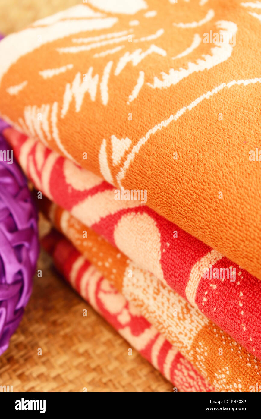 Una pila di asciugamani con un cuscino progettato Foto Stock