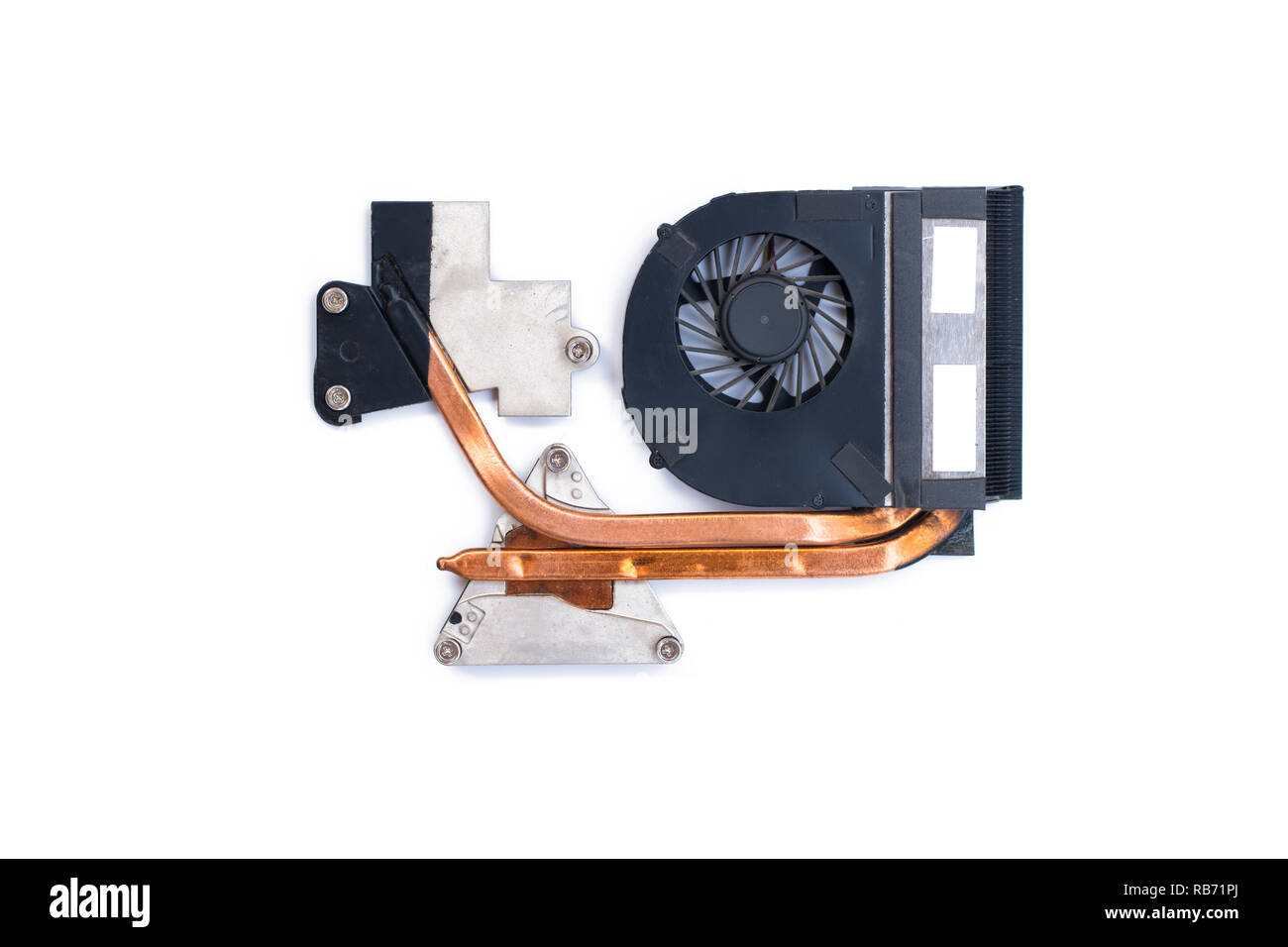 La ventola di raffreddamento con il dissipatore di calore del processore del computer, close-up, sfondo bianco. Foto Stock