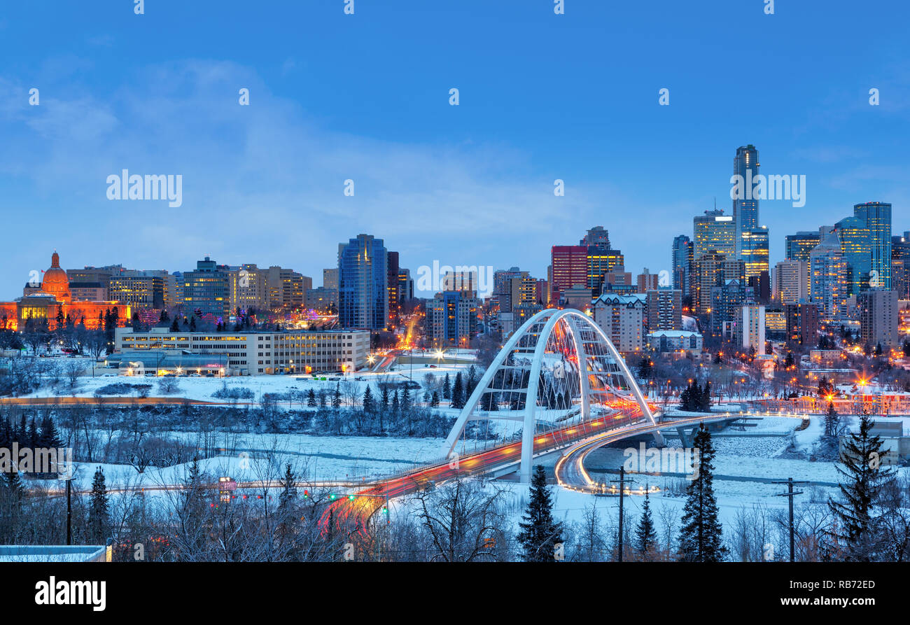 Edmonton downtown skyline di inverno appena dopo il tramonto che mostra lo stato di Alberta legislatura e Walterdale ponte attraverso il congelato, coperta di neve Saskatchewan Rive Foto Stock