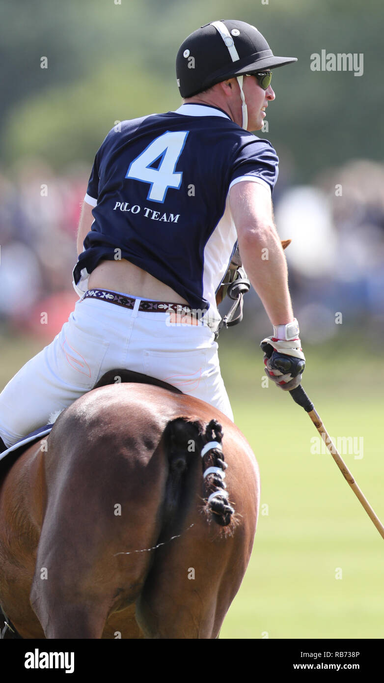 Il Duca di Cambridge gioca Polo durante la Maserati Royal carità Polo trofeo a Beauford Polo Club, Down Farm House, Westonbirt, nel Gloucestershire. Foto Stock