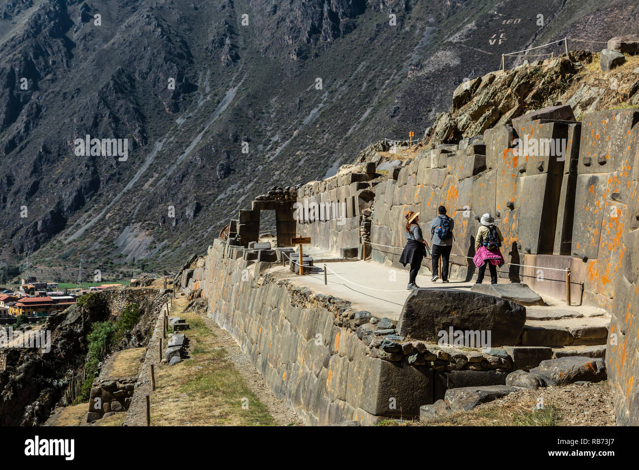 Persone in corrispondenza del settore dei dieci nicchie, Ollantaytambo rovine Inca, Ollantaytambo, Cusco, Perù Foto Stock