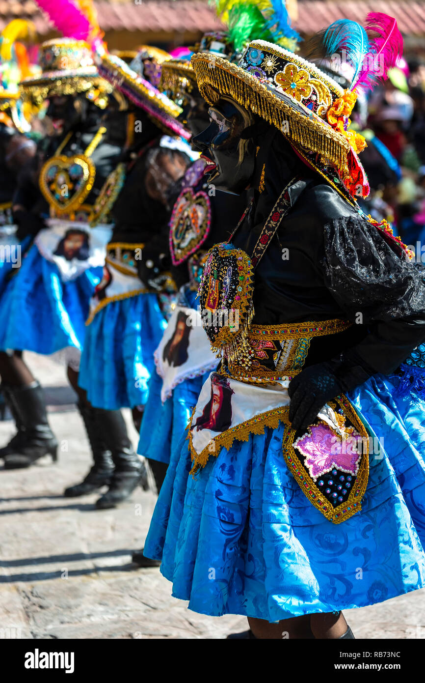 Donne abbigliate con vestiti variopinti costumi, Fiesta del Senor de Choquekilca (festa del Signore di Choquekilca), Ollantaytambo, Cusco, Perù Foto Stock