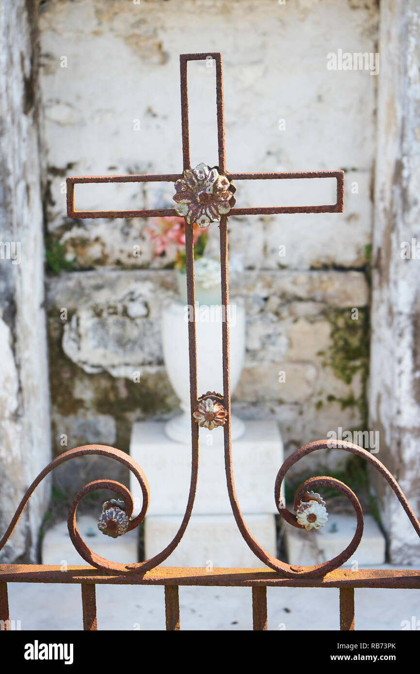 Ferro battuto croce di San Louis cimitero, New Orleans, in Louisiana Foto  stock - Alamy