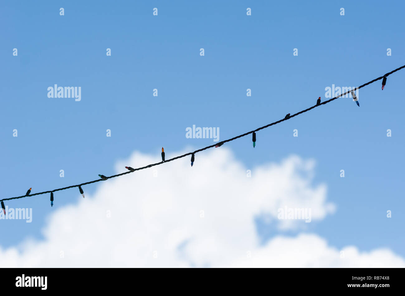 Luci di stringa isolata contro il cielo nuvoloso Foto Stock