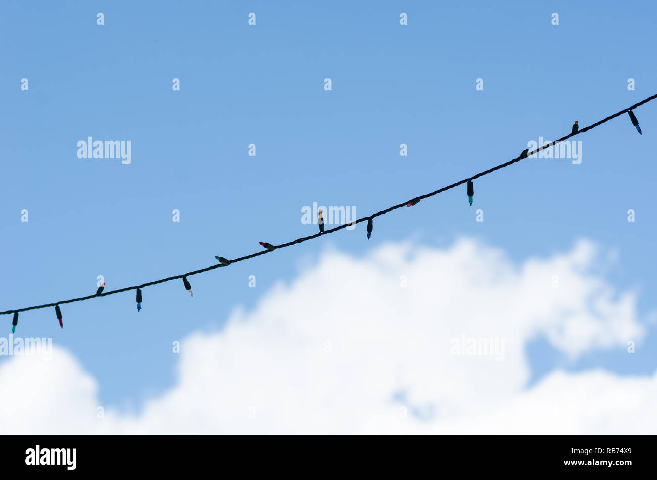 Luci di stringa isolata contro il cielo nuvoloso Foto Stock