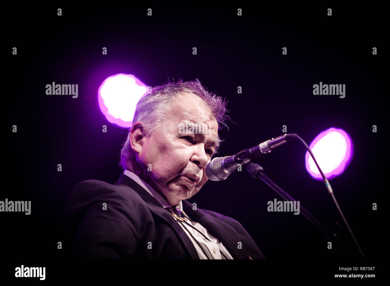 John Prine, il paese americano/folk cantante, musicista e cantautore, esegue un concerto dal vivo presso il Danish folk, blues e il festival della musica country Tønder Festival 2015. Danimarca, 30/08 2015. Ad eccezione della Danimarca. Foto Stock