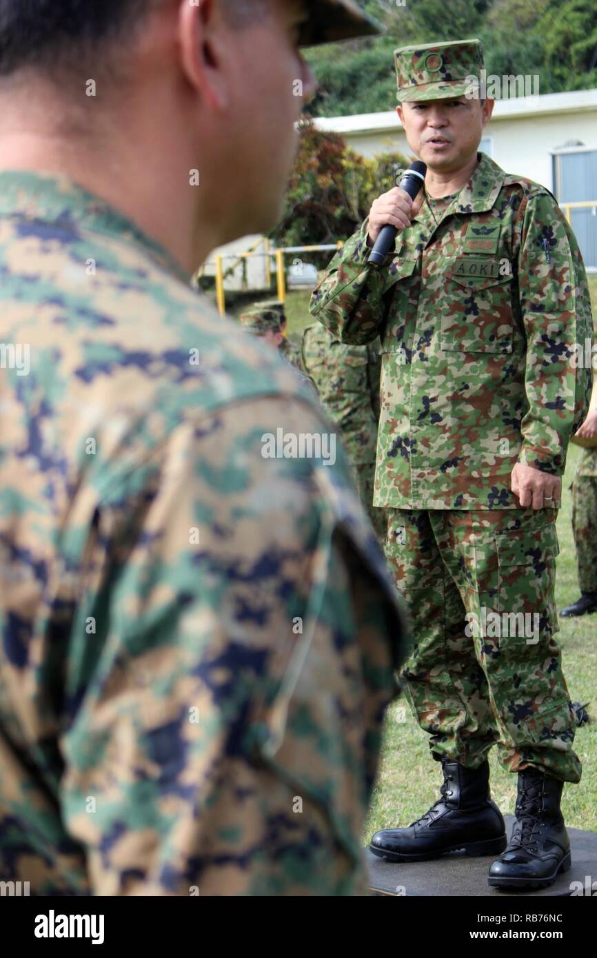 Giappone terra Forza di Autodifesa Il Mag. Gen. Shinichi Aoki, il vice capo di gabinetto per JGSDF's esercito occidentale, indirizzi un raduno di statunitensi e giapponesi i membri del servizio durante la cerimonia di chiusura per un Yama Sakura 71, a Camp Courtney, Okinawa, in Giappone, Dic 12, 2016. Durante YS 71, U.S. Marines e marinai con 3d Marine Expeditionary Brigade ha collaborato con i membri del servizio in JGSDF's esercito occidentale di concentrarsi sulle questioni bilaterali di pianificazione, coordinamento e interoperabilità per migliorare la USA-Giappone security alliance per continuare la pace e la stabilità nella regione Asia Pacifico. Foto Stock