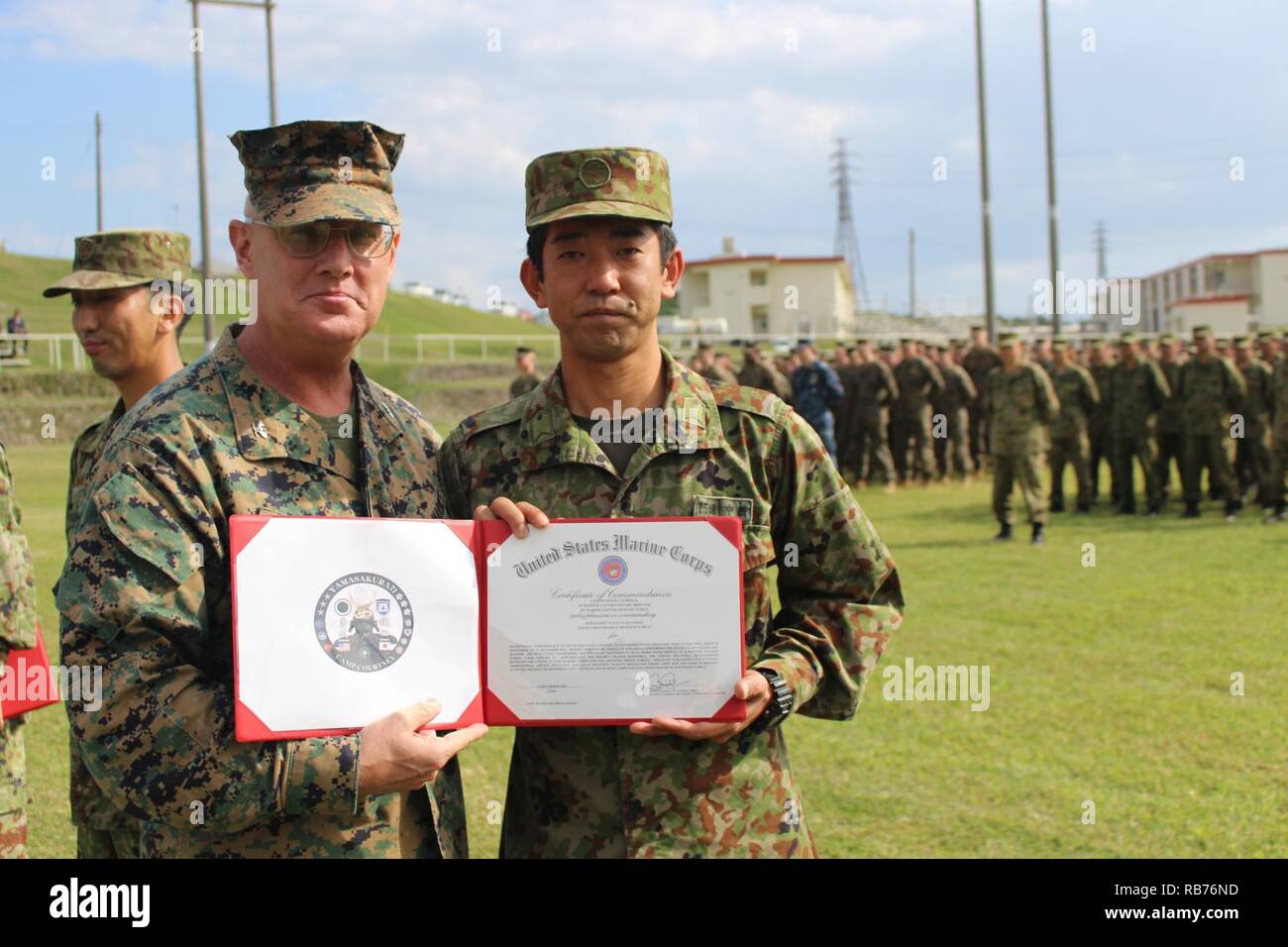 Stati Uniti Marine Corps Col. Charles A. Western premi i membri del servizio con il Giappone terra Forza di Autodifesa dell esercito occidentale, Dicembre 12, 2016 a Camp Courtney, Okinawa, in Giappone, per i loro sforzi durante l'esercizio Yama Sakura 71. Durante YS 71, U.S. Marines e marinai con 3d Marine Expeditionary Brigade collabora con JGSDF esercito occidentale i membri del servizio di concentrarsi sulle questioni bilaterali di pianificazione, coordinamento e interoperabilità per migliorare la USA-Giappone security alliance per continuare la pace e la stabilità nella regione Asia Pacifico. Western, il 3D MEB capo del personale, è da Sanger, California. Foto Stock