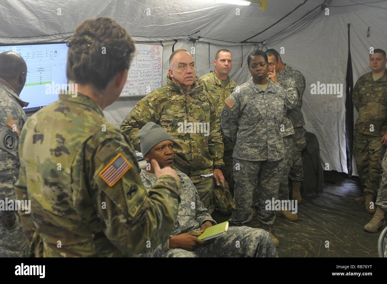 Situazione degli aggiornamenti in Tactical Operations Center all esercito Mackall Campo dell'aria. La TOC è il capo della missione il comando per il funzionamento del giocattolo goccia XIX. Foto Stock