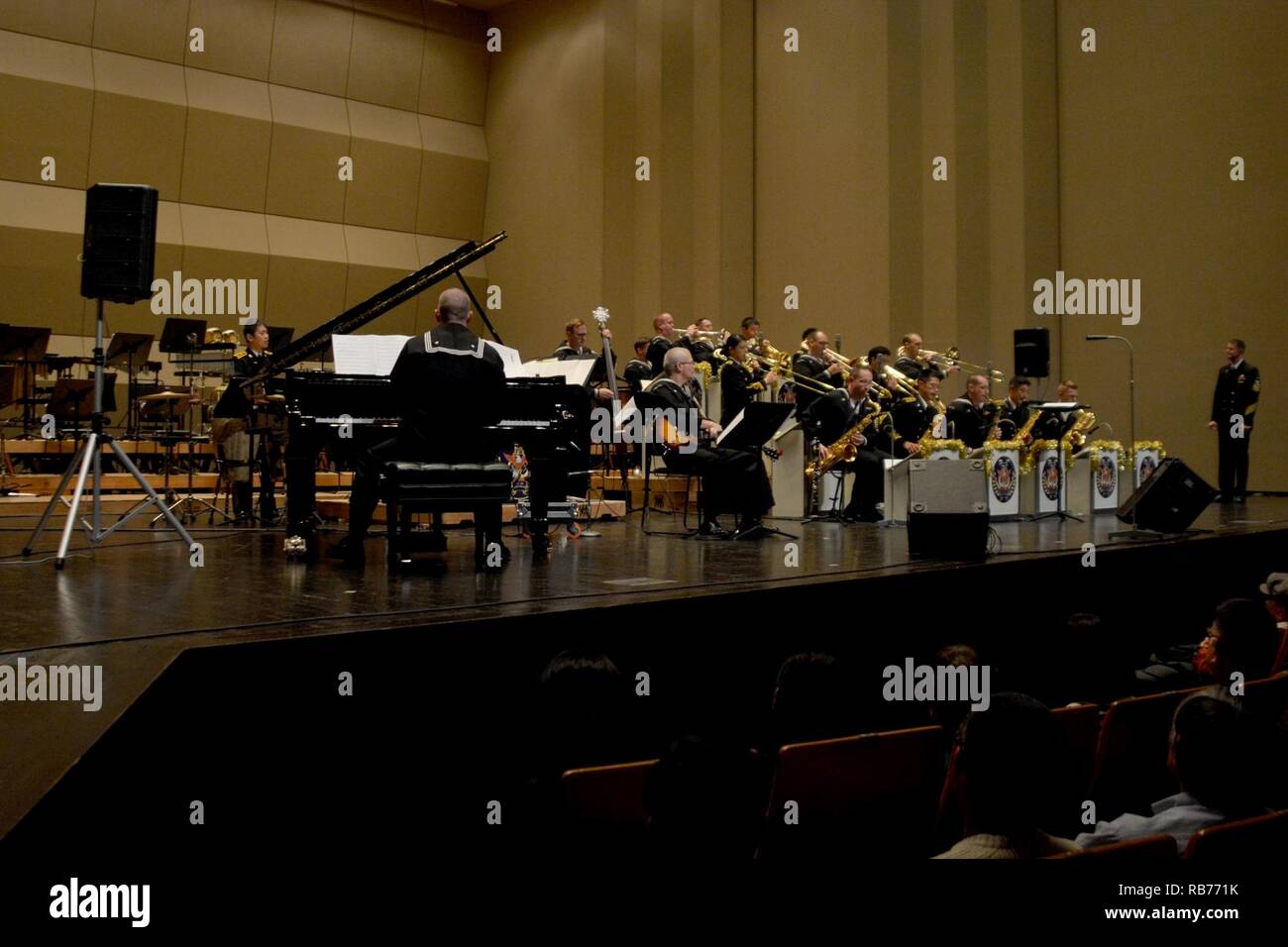 YOKOSUKA, Giappone (dec. n. 12, 2016) - Membri STATI UNITI 7 e la flotta marittima Giapponese Forza di Autodifesa (JMSDF) gruppi suonano durante una vacanza in concerto al Yokosuka Arts Center. 7 Banda della flotta che opera a le attività della flotta (FLEACT) Yokosuka. FLEACT Yokosuka fornisce, mantiene e gestisce servizi di base e servizi a sostegno del settimo della flotta di inoltro distribuito le forze navali, 83 comandi tenant e 24.000 militari e civili. Foto Stock