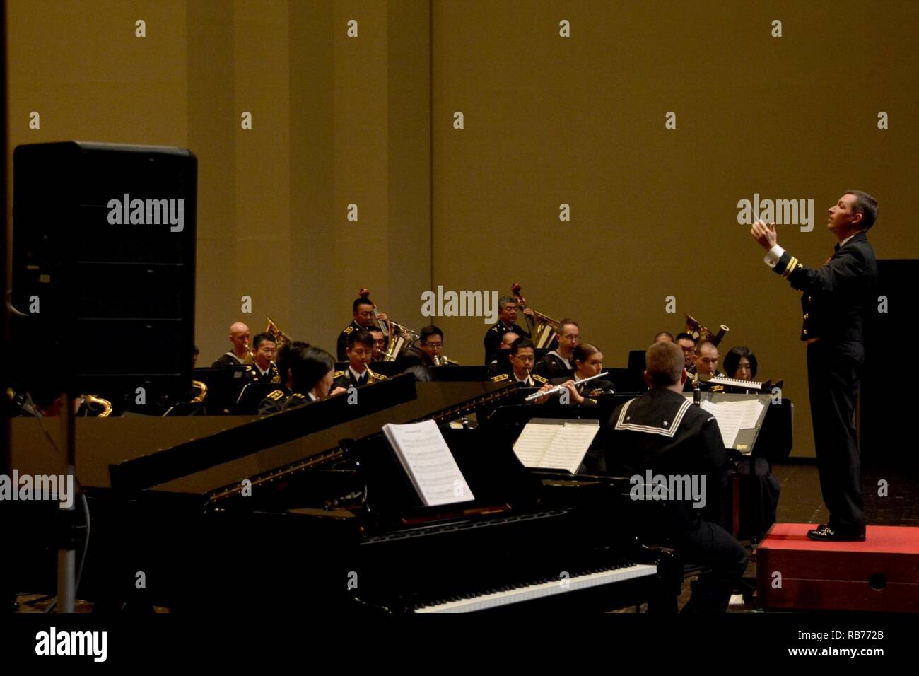 YOKOSUKA, Giappone (dec. n. 12, 2016) - Lt. Brian Chaplow conduce un combinato di U.S. 7 e la flotta marittima Giapponese Forza di Autodifesa (JMSDF) vacanza concerto presso la Yokosuka Arts Center. 7 Banda della flotta che opera a le attività della flotta (FLEACT) Yokosuka. FLEACT Yokosuka fornisce, mantiene e gestisce servizi di base e servizi a sostegno del settimo della flotta di inoltro distribuito le forze navali, 83 comandi tenant e 24.000 militari e civili. Foto Stock