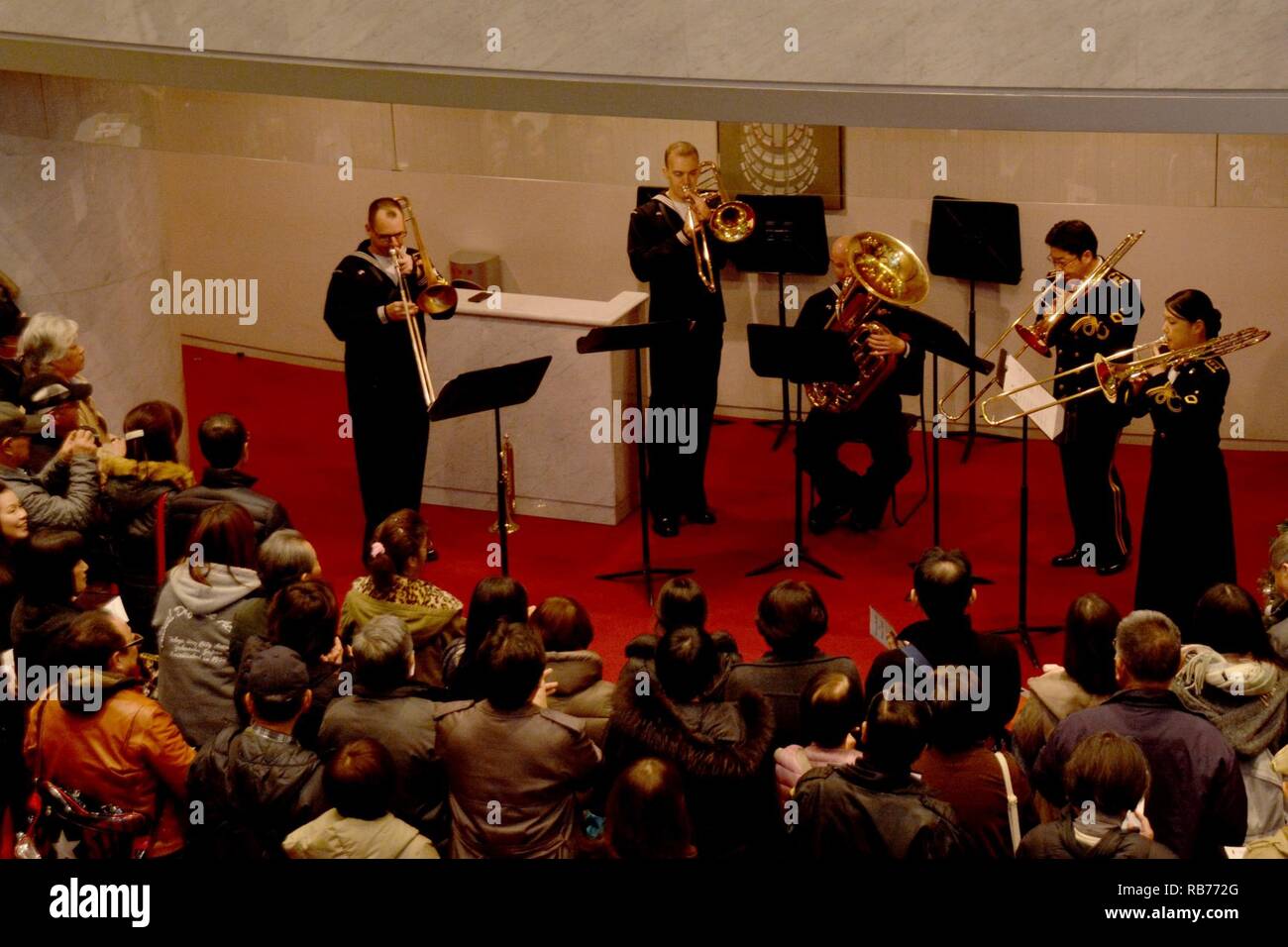 YOKOSUKA, Giappone (dec. n. 12, 2016) - Membri STATI UNITI 7 e la flotta marittima Giapponese Forza di Autodifesa (JMSDF) gruppi suonano per gli ospiti nella lobby del Yokosuka Arts Center durante un concerto di vacanza. 7 Banda della flotta che opera a le attività della flotta (FLEACT) Yokosuka. FLEACT Yokosuka fornisce, mantiene e gestisce servizi di base e servizi a sostegno del settimo della flotta di inoltro distribuito le forze navali, 83 comandi tenant e 24.000 militari e civili. Foto Stock
