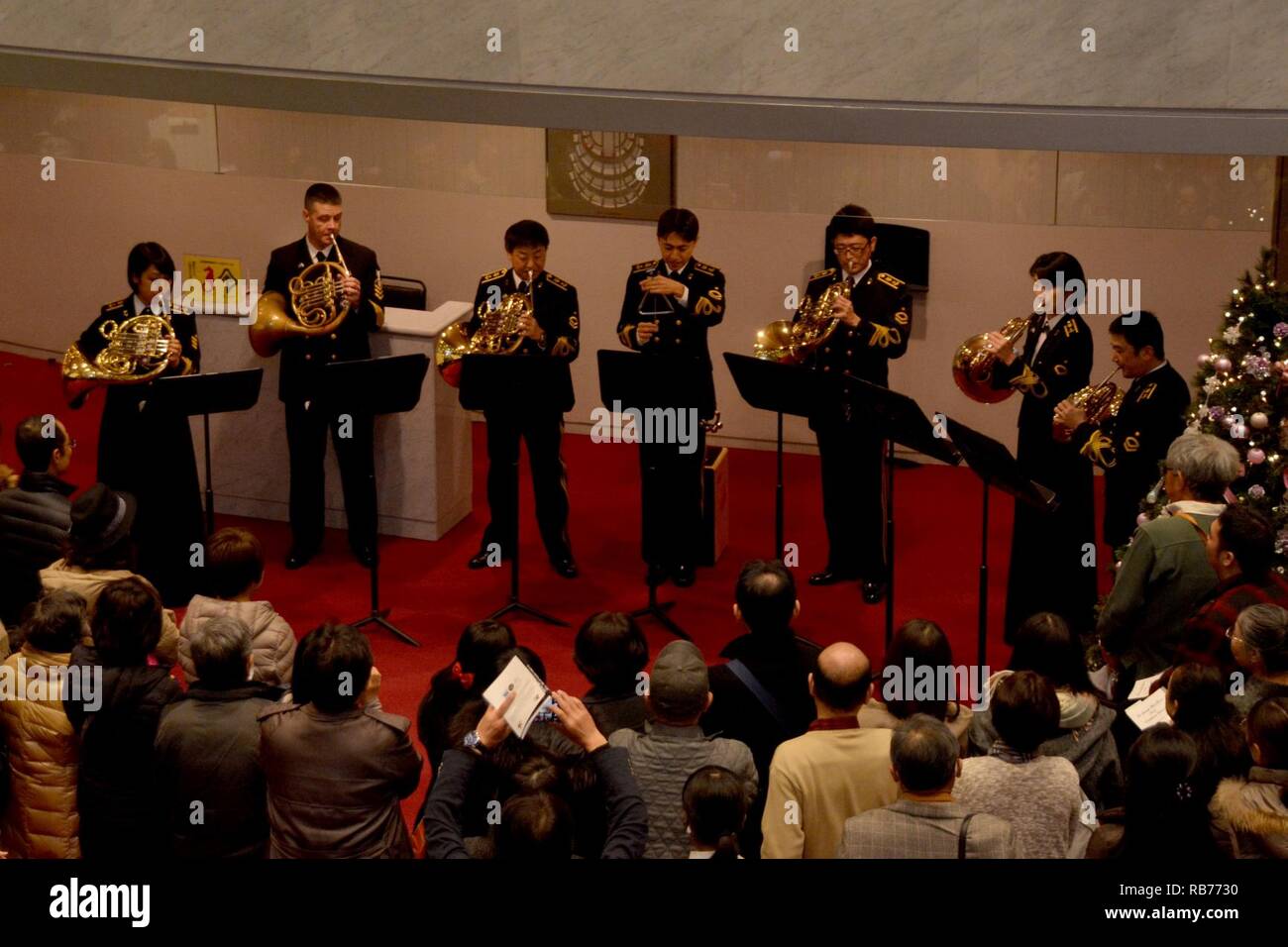 YOKOSUKA, Giappone (dec. n. 12, 2016) Membri STATI UNITI 7 e la flotta marittima Giapponese Forza di Autodifesa (JMSDF) gruppi suonano per gli ospiti nella lobby del Yokosuka Arts Center durante un concerto di vacanza. 7 Banda della flotta che opera a le attività della flotta (FLEACT) Yokosuka. FLEACT Yokosuka fornisce, mantiene e gestisce servizi di base e servizi a sostegno del settimo della flotta di inoltro distribuito le forze navali, 83 comandi tenant e 24.000 militari e civili. Foto Stock