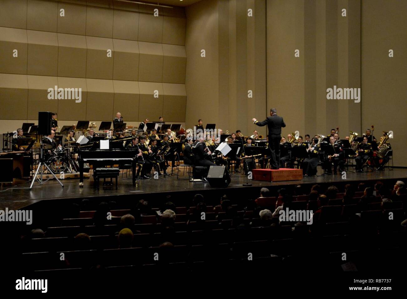 YOKOSUKA, Giappone (dec. n. 12, 2016) - Membri STATI UNITI 7 e la flotta marittima Giapponese Forza di Autodifesa (JMSDF) gruppi suonano durante una vacanza in concerto al Yokosuka Arts Center. La band lavora fuori di attività della flotta (FLEACT) Yokosuka. FLEACT Yokosuka fornisce, mantiene e gestisce servizi di base e servizi a sostegno del settimo della flotta di inoltro distribuito le forze navali, 83 comandi tenant e 24.000 militari e civili. Foto Stock