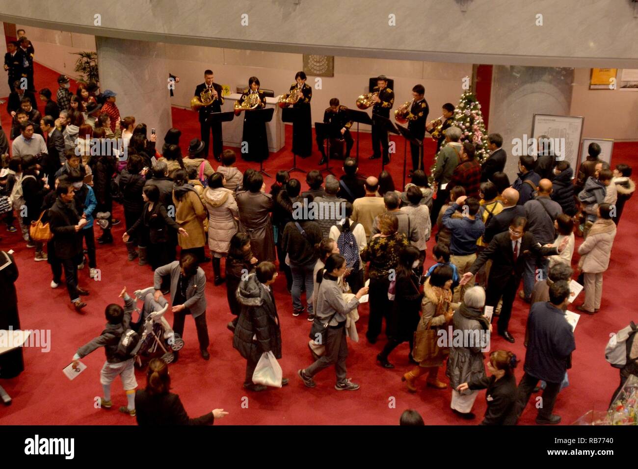 YOKOSUKA, Giappone (dec. n. 12, 2016) - Membri STATI UNITI 7 e la flotta marittima Giapponese Forza di Autodifesa (JMSDF) gruppi suonano per gli ospiti nella lobby del Yokosuka Arts Center durante un concerto di vacanza. 7 Banda della flotta che opera a le attività della flotta (FLEACT) Yokosuka. FLEACT Yokosuka fornisce, mantiene e gestisce servizi di base e servizi a sostegno del settimo della flotta di inoltro distribuito le forze navali, 83 comandi tenant e 24.000 militari e civili. Foto Stock