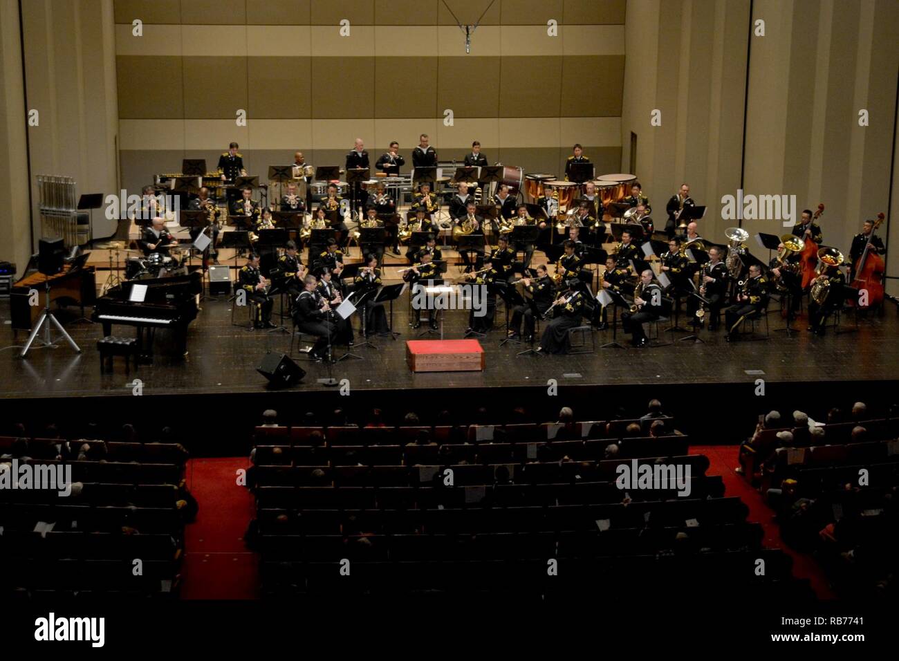 YOKOSUKA, Giappone (dec. n. 12, 2016) Membri STATI UNITI 7 e la flotta marittima Giapponese Forza di Autodifesa (JMSDF) gruppi suonano durante una vacanza in concerto al Yokosuka Arts Center. 7 Banda della flotta che opera a le attività della flotta (FLEACT) Yokosuka. FLEACT Yokosuka fornisce, mantiene e gestisce servizi di base e servizi a sostegno del settimo della flotta di inoltro distribuito le forze navali, 83 comandi tenant e 24.000 militari e civili. Foto Stock