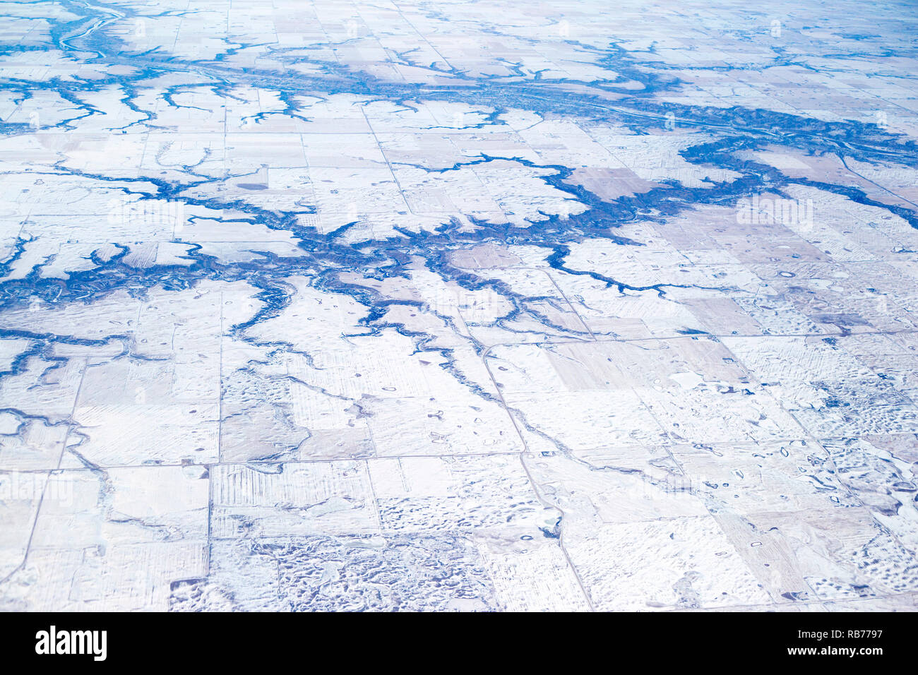 Dendritico fiume drenaggio modello in prateria paesaggio agricolo, vista aerea del fiume Red Deer e affluenti vicino Drumheller, Alberta, Canada Foto Stock