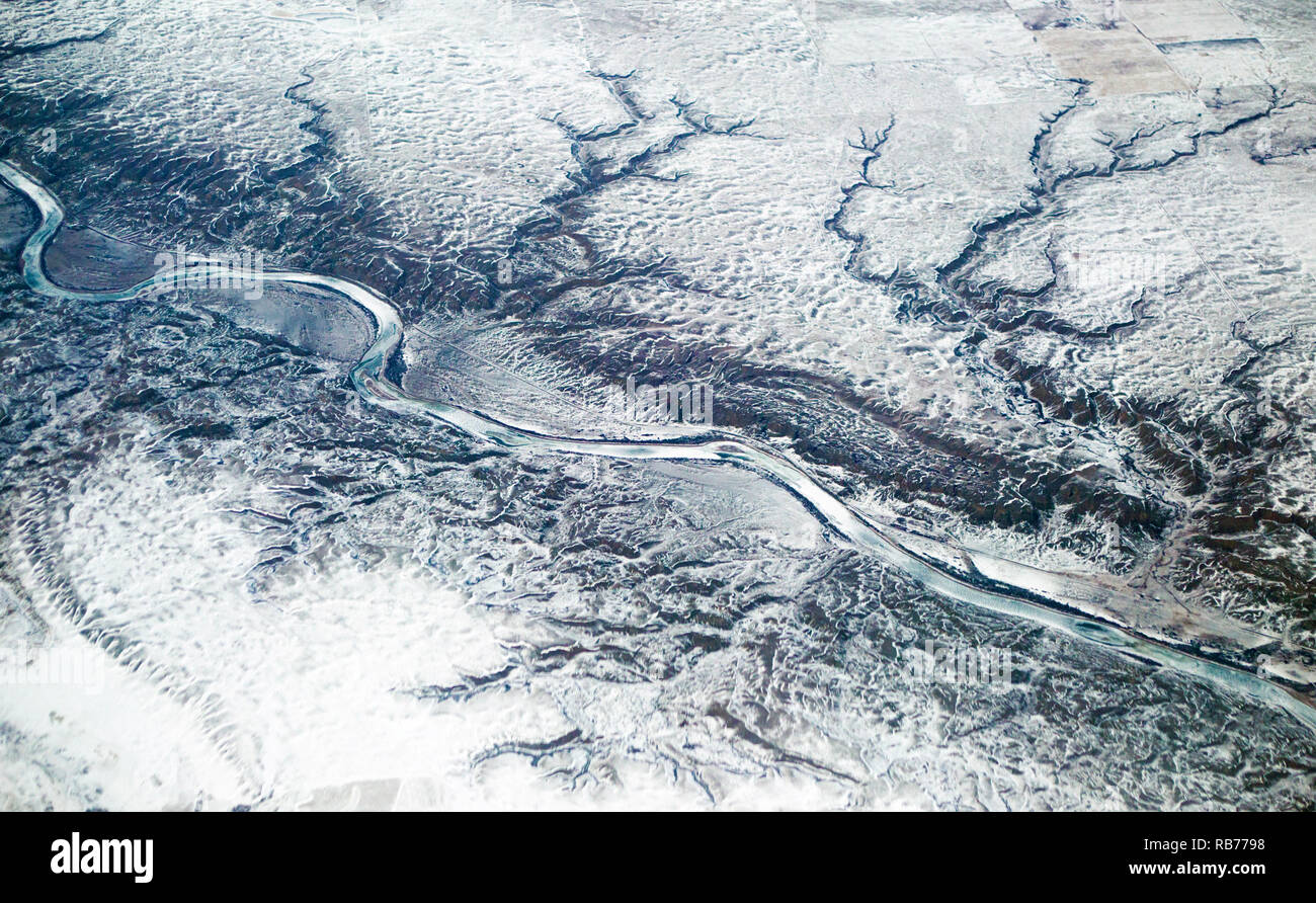 Dendritic modello di drenaggio del fiume nel paesaggio prateria. Veduta aerea del Fiume Red Deer ricoperto di neve e della zona di rangeland in inverno, Alberta, Canada Foto Stock