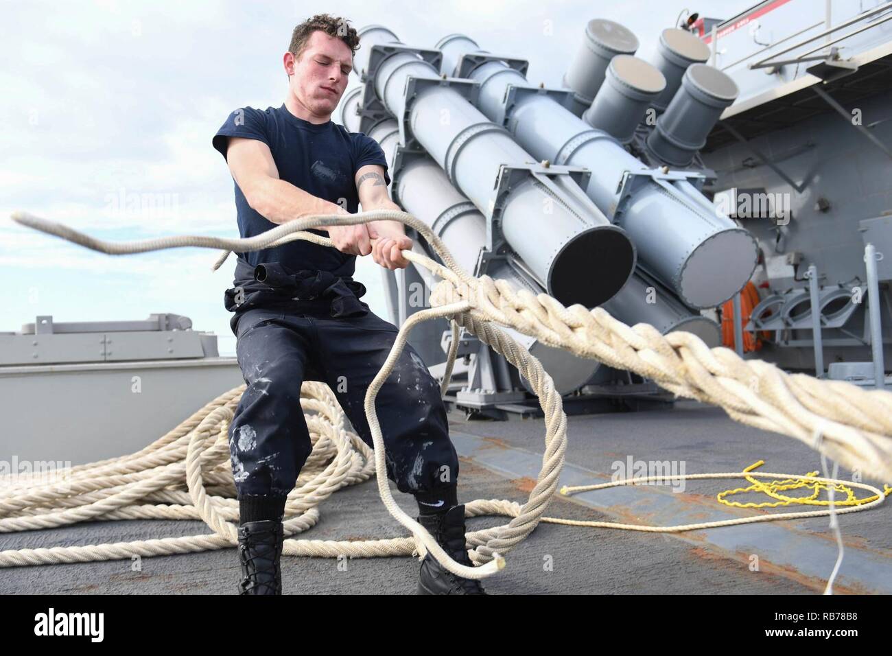 Mare Mediterraneo (dec. n. 14, 2016) marinaio Anthony E. Cooke-Dixon tesse una nuova linea di ormeggio a bordo della USS Donald Cook (DDG 75). Donald Cook, una classe Arleigh-Burke guidato-missile distruttore, distribuita a Rota, Spagna, sta conducendo operazioni navali negli Stati Uniti Sesta flotta area di operazioni a sostegno degli Stati Uniti per gli interessi di sicurezza nazionali in Europa e in Africa. Foto Stock