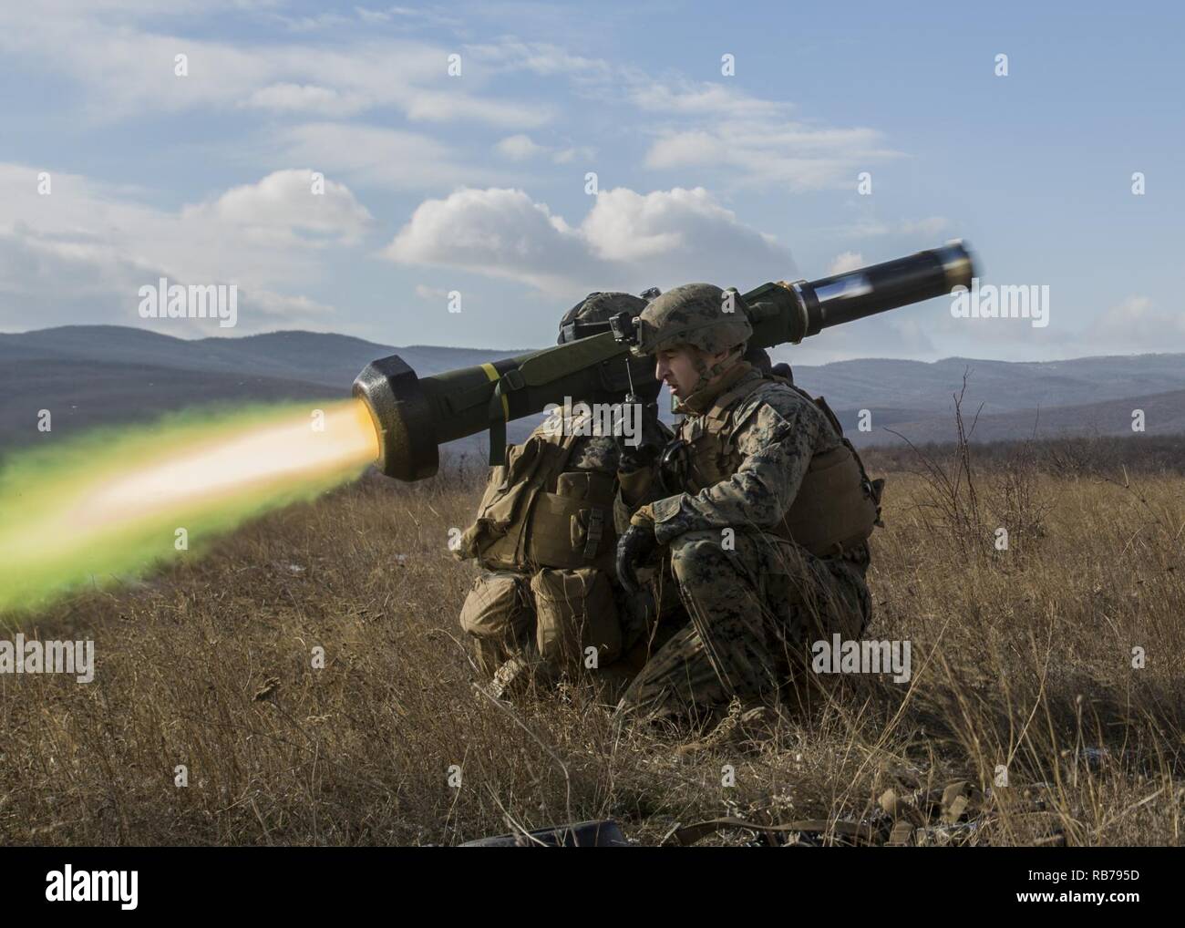 Stati Uniti Marines fire la MGF-148 Javelin missile durante un live-fire gamma per esercitare il platino Lion a Novo Selo Area Formazione, Bulgaria, Dic 15, 2016. L'esercizio ha riunito otto gli alleati della NATO e i paesi partner per un live-fire esercizio finalizzato a rafforzare la sicurezza e difese regionali in Europa Orientale. Mar Nero forza rotazionale è un annuale multilaterale di sicurezza attività di cooperazione tra gli Stati Uniti Marine Corps e nazioni partner nel Mar Nero, i Balcani e il Caucaso regioni studiate per migliorare i partecipanti' professionale collettiva capacità militare, promuovere la stabilità regionale Foto Stock