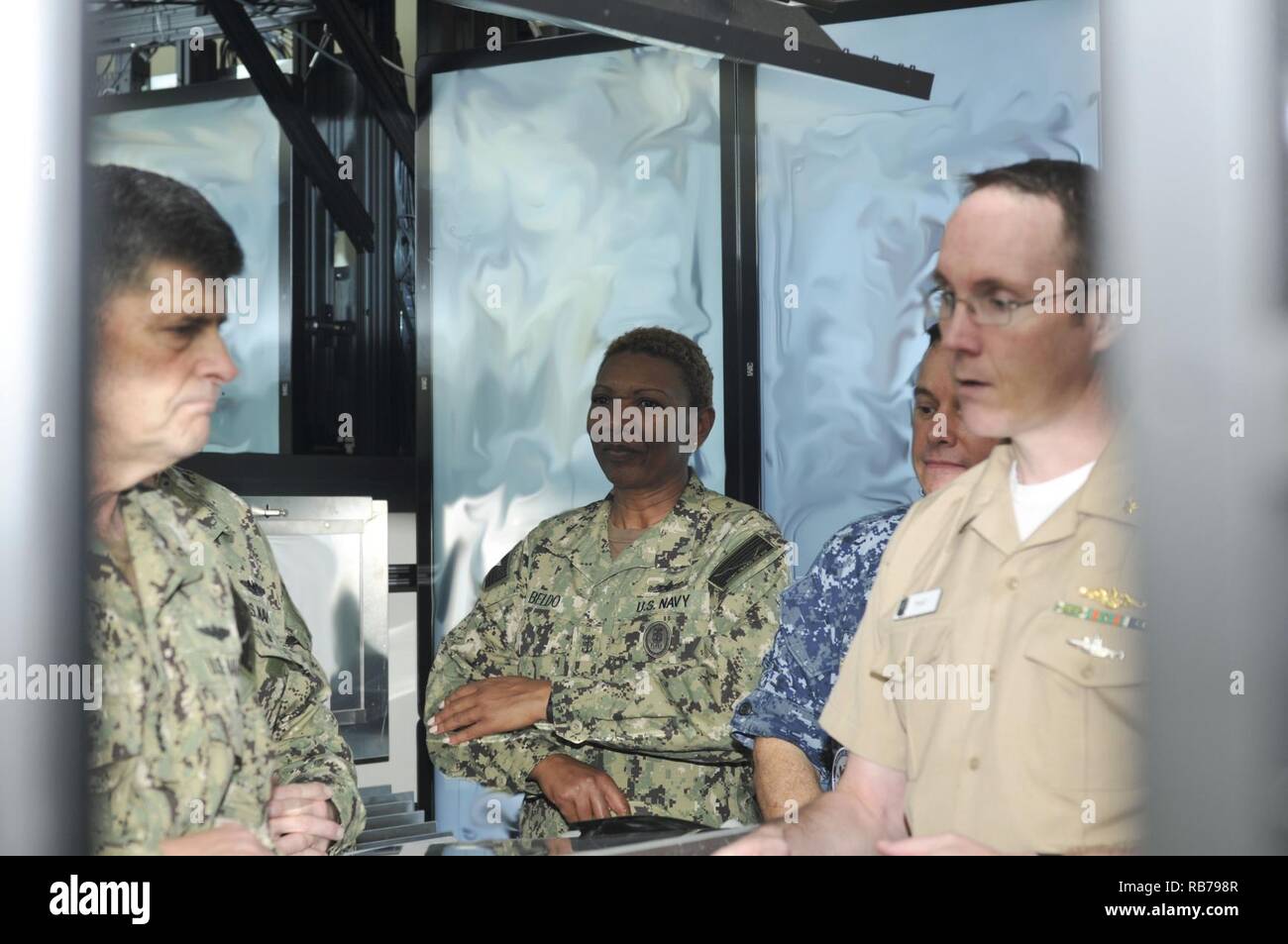 APRA HARBOR, Guam (DEC 15, 2016) - Flotta Master Chief Aprile Beldo, Manpower, di personale, di formazione e di istruzione (MPT&E) osserva un sommergibile simulatore di addestramento, durante un tour del Navy Submarine Training Center pacifico con il Vice Capo di operazioni navali (VCNO) Bill Moran. Moran, accompagnato da Beldo è su una flotta tour, per incontrarsi con i marinai, Marina di leadership e di visualizzare le operazioni navali. Foto Stock