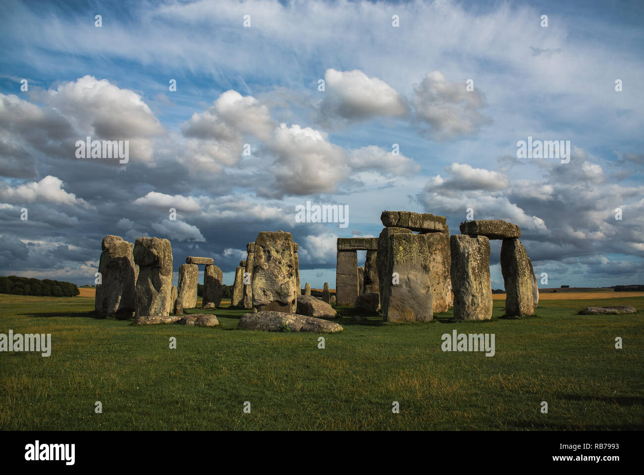 Stonehenge in una successiva pomeriggio estivo con lacunose nuvole Foto Stock