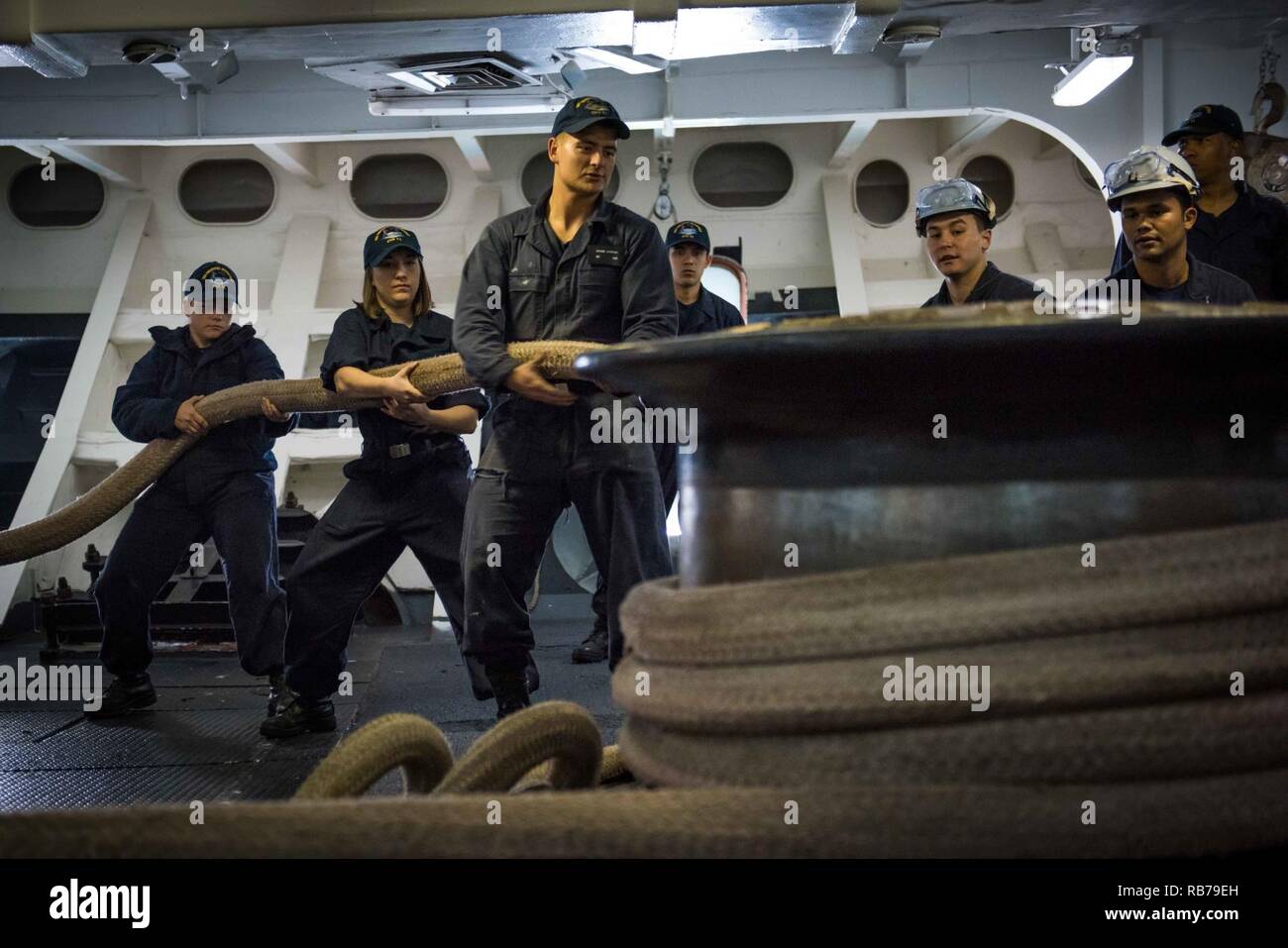 SAN DIEGO (dec. n. 15, 2016) marinai heave una linea di ormeggio intorno a un argano nel castello di prua della portaerei USS Theodore Roosevelt CVN (71). Theodore Roosevelt è ormeggiata pierside alla Naval Air Station North Island conducendo un rapido esercizio di crociera in preparazione per le prossime prove in mare. Foto Stock