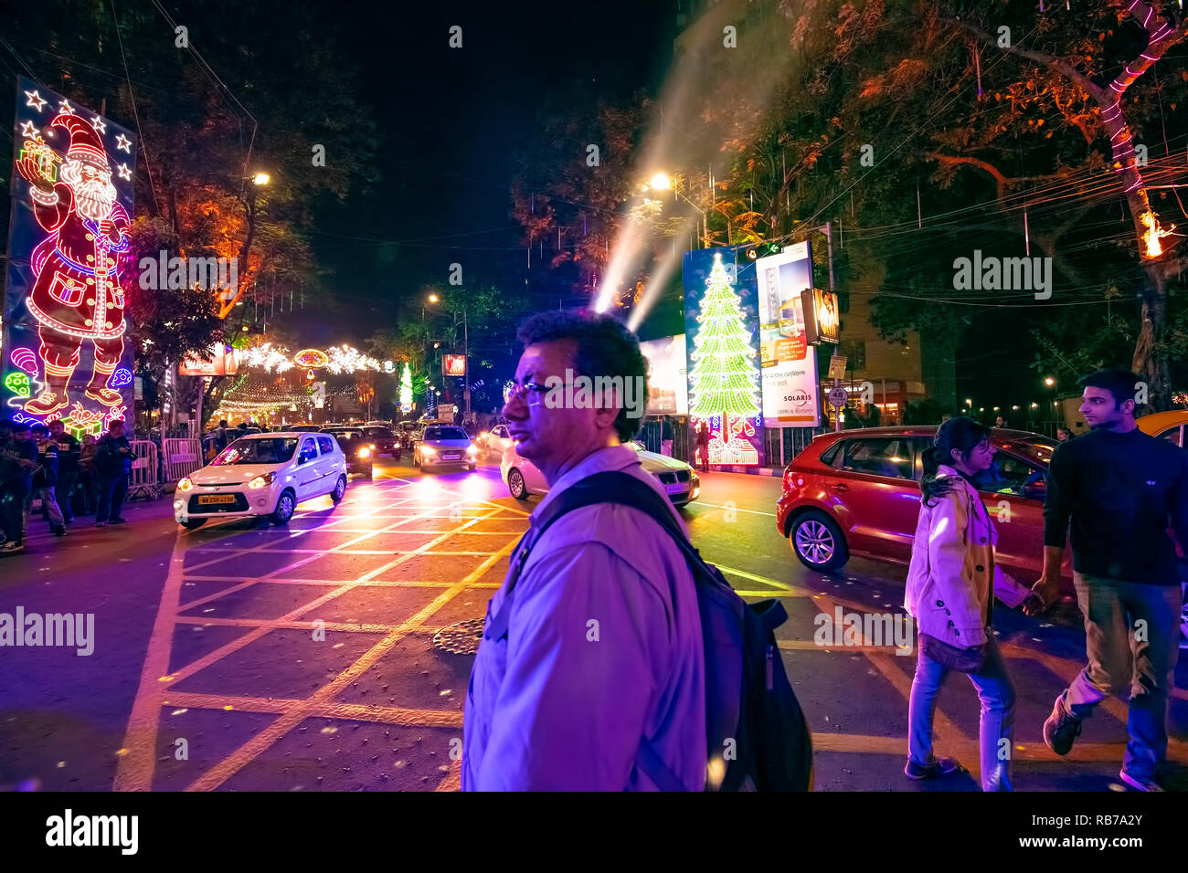 Kolkata,Natale festival,celebrazione,Park Street,Allen Park attraversando,dopo,crepuscolo,l'India. Foto Stock