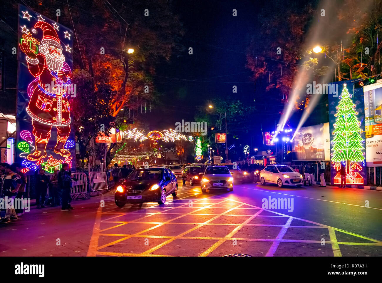 Crepuscolo,illuminazione,natale,Park Street,auto,Persone,Umore festive,Kolkata,l'India. Foto Stock