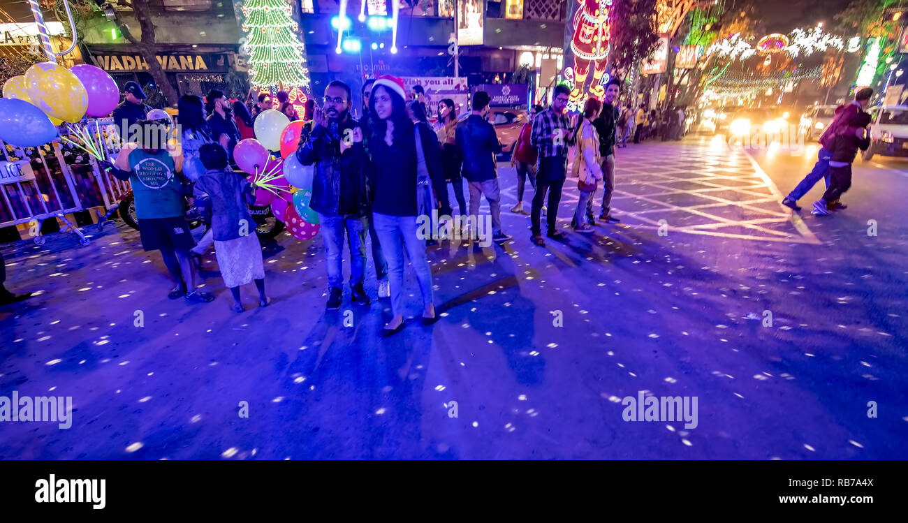 A Natale Capodanno,illuminazione,raccolta,MONTAGGIO,Persone,festival,celebrazione,Park street,Kolkata,l'India. Foto Stock