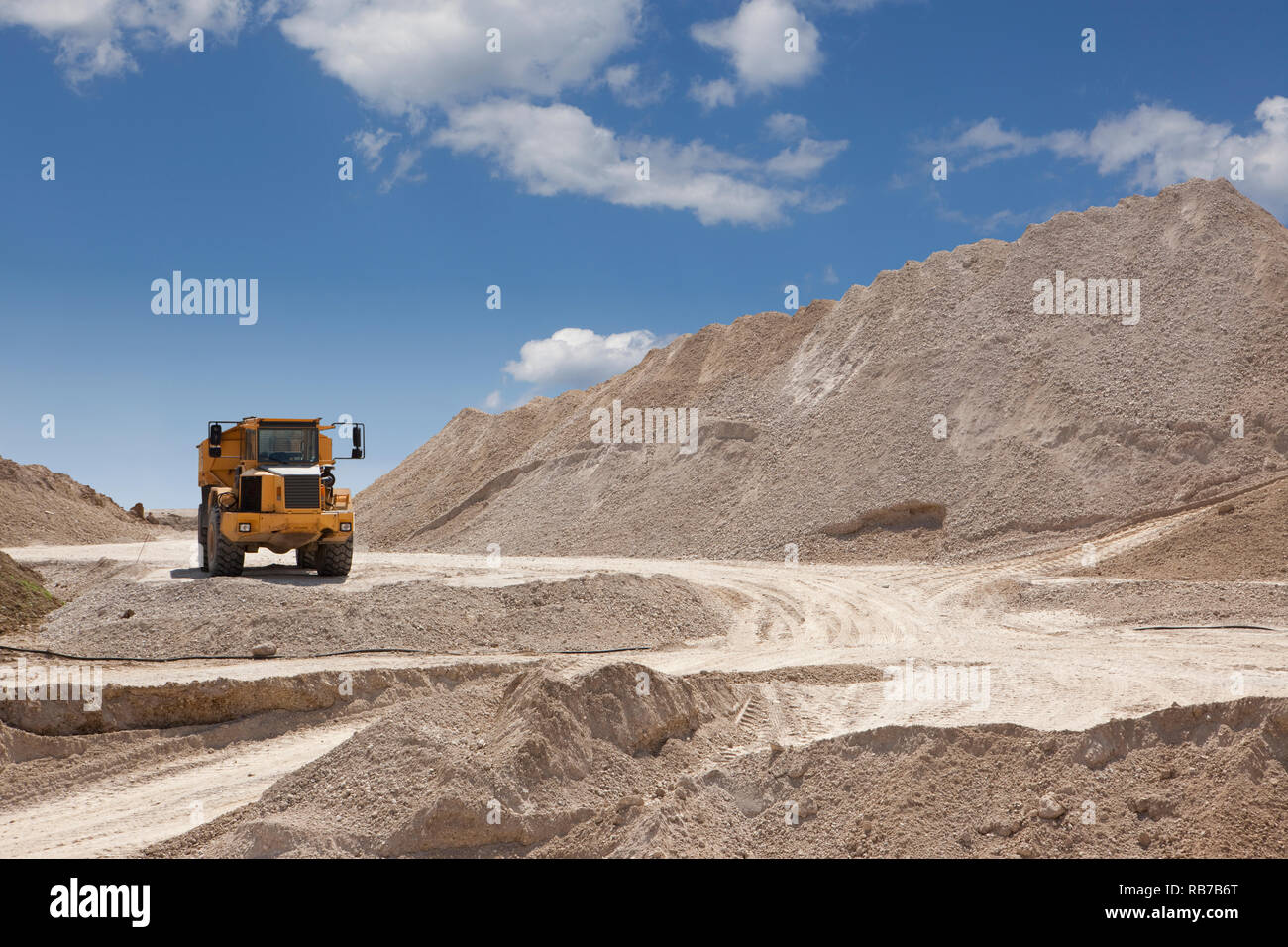 Aprire carrello tra colline di sabbia. Foto Stock