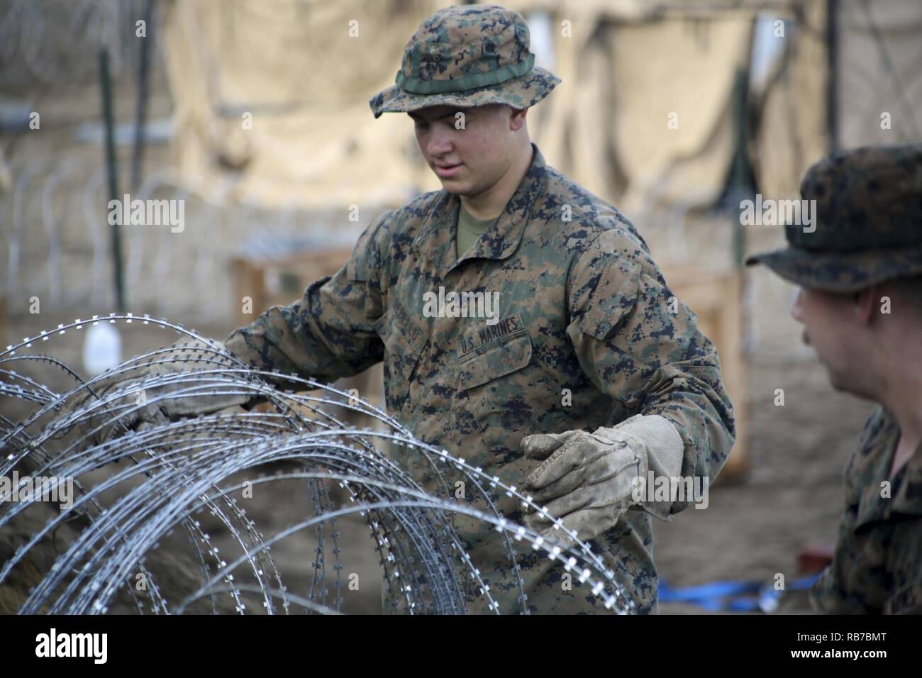 Lancia Cpl. Travis Debello luoghi filo di concertina durante un esercizio di campo a bordo di Marine Corps ausiliario di campo di atterraggio boga, N.C, nov. 30, 2016. Marines assegnato a Marina Wing Support Squadron 271, Marine Aircraft Group 14, seconda Marine ala aeromobili posti concertina filo intorno al perimetro del loro accampamento di fortificare la sicurezza come si farebbe per un forward base operativa in una struttura distribuita di impostazione. Debello è un combattimento tecnico assegnato alla società di ingegnere, MWSS-271. Foto Stock