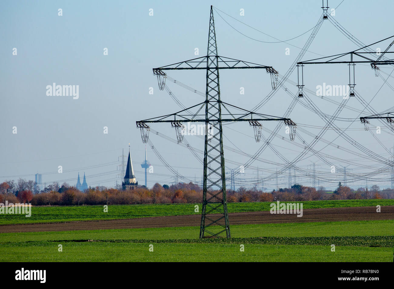 Hochspannungsleitungen und Kraftwerk, 17.11.2018 Foto Stock