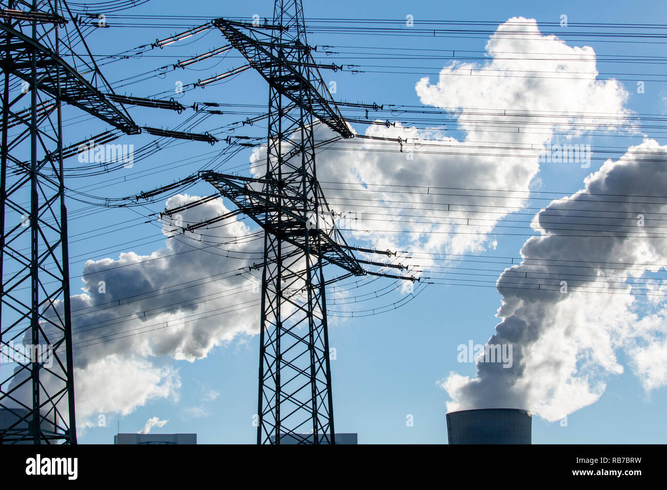 Hochspannungsleitungen und Kraftwerk, 17.11.2018 Foto Stock