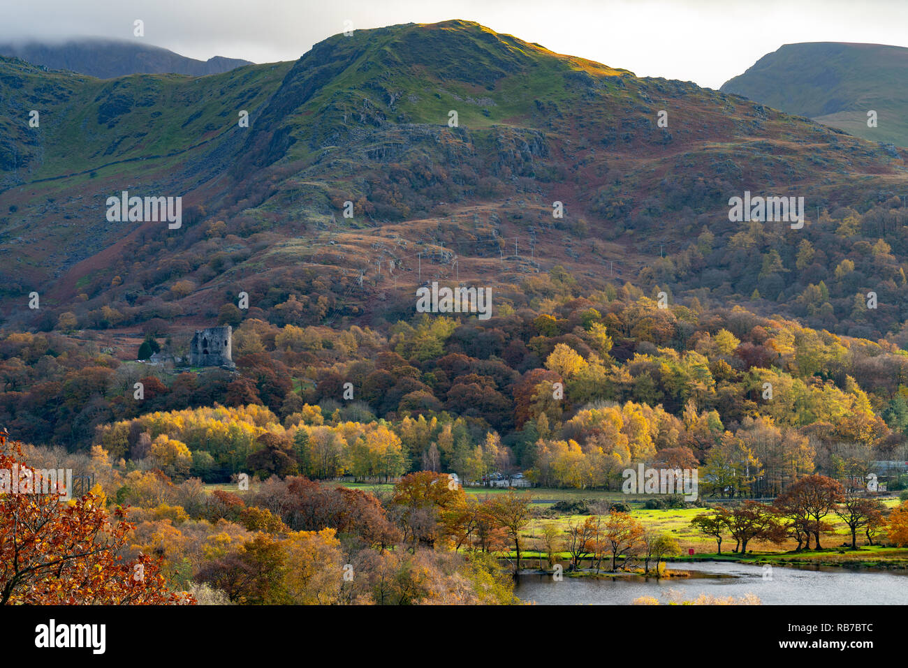 I pendii più bassi di Snowdon, Llanberis, Gwynedd, il Galles del Nord, con Dolbadarn Castle e Padarn Lake. Immagine presa nel novembre 2018. Foto Stock