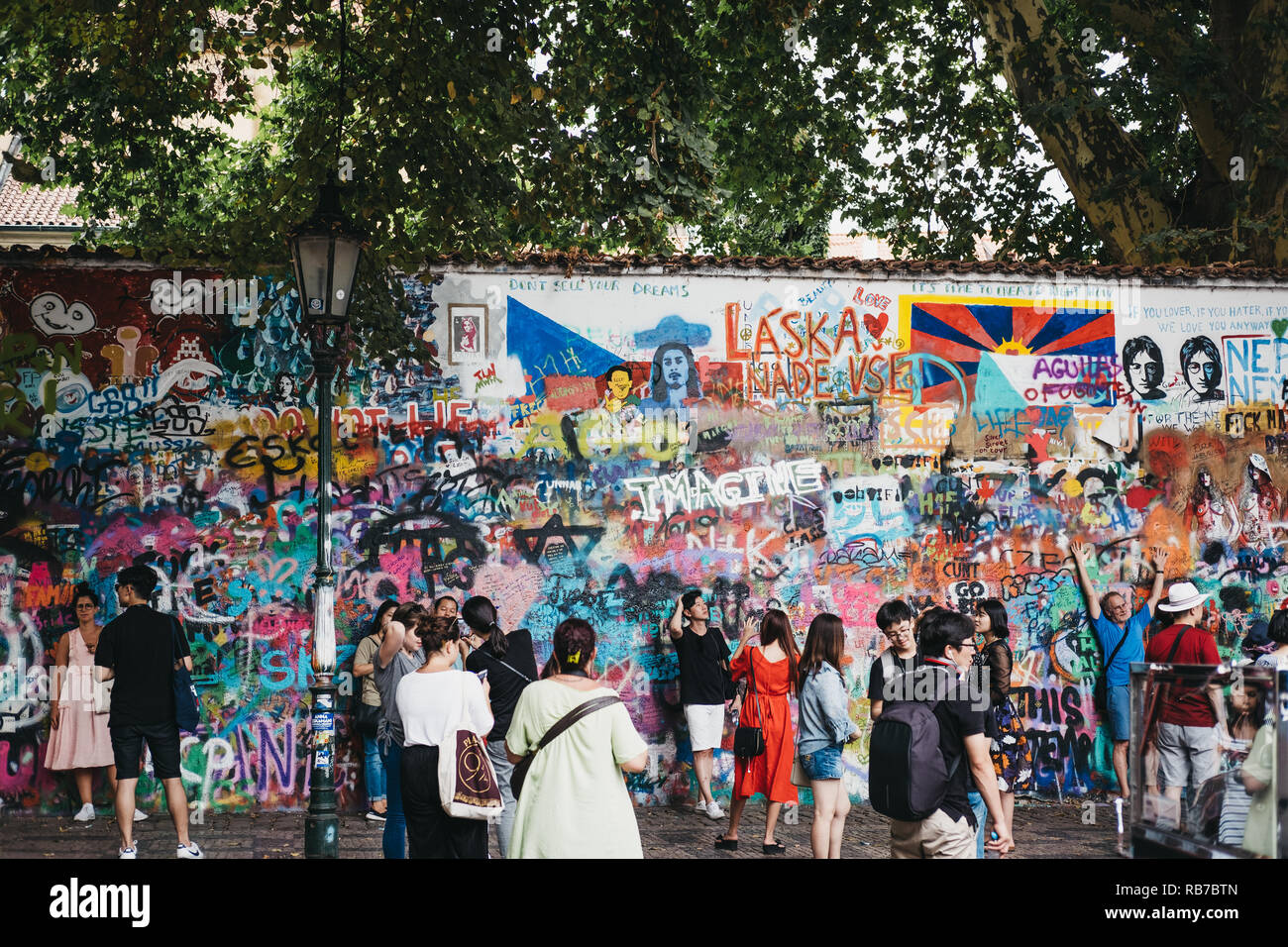 Praga, Repubblica Ceca - Agosto 23, 2018: Persone da John Lennon tribute parete in Praga. Iniziato nel 1980 da un artista sconosciuto, oggi la parete rappresenta un Foto Stock