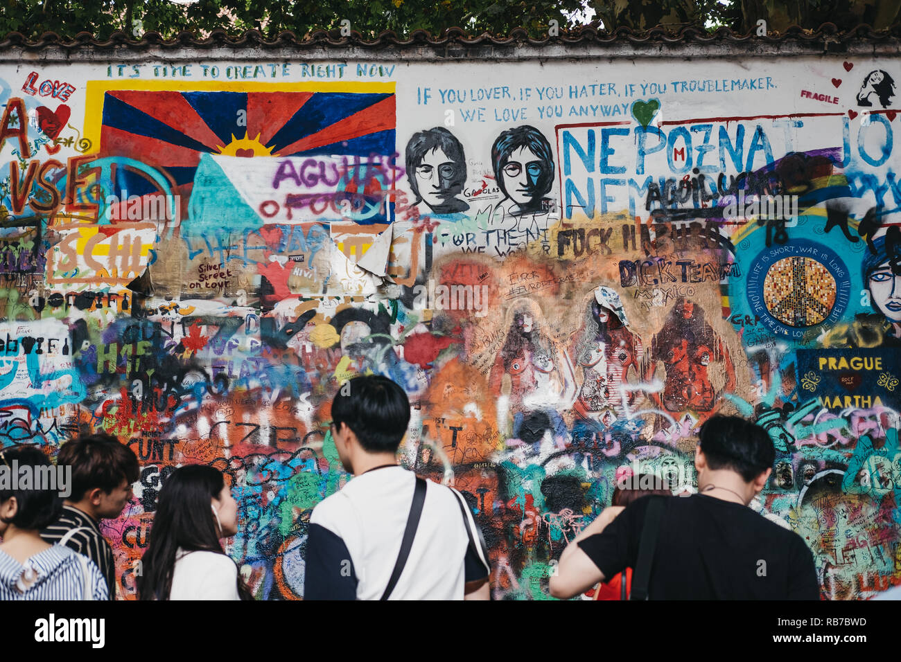 Praga, Repubblica Ceca - Agosto 23, 2018: Persone da John Lennon tribute parete in Praga. Iniziato nel 1980 da un artista sconosciuto, oggi la parete rappresenta un Foto Stock