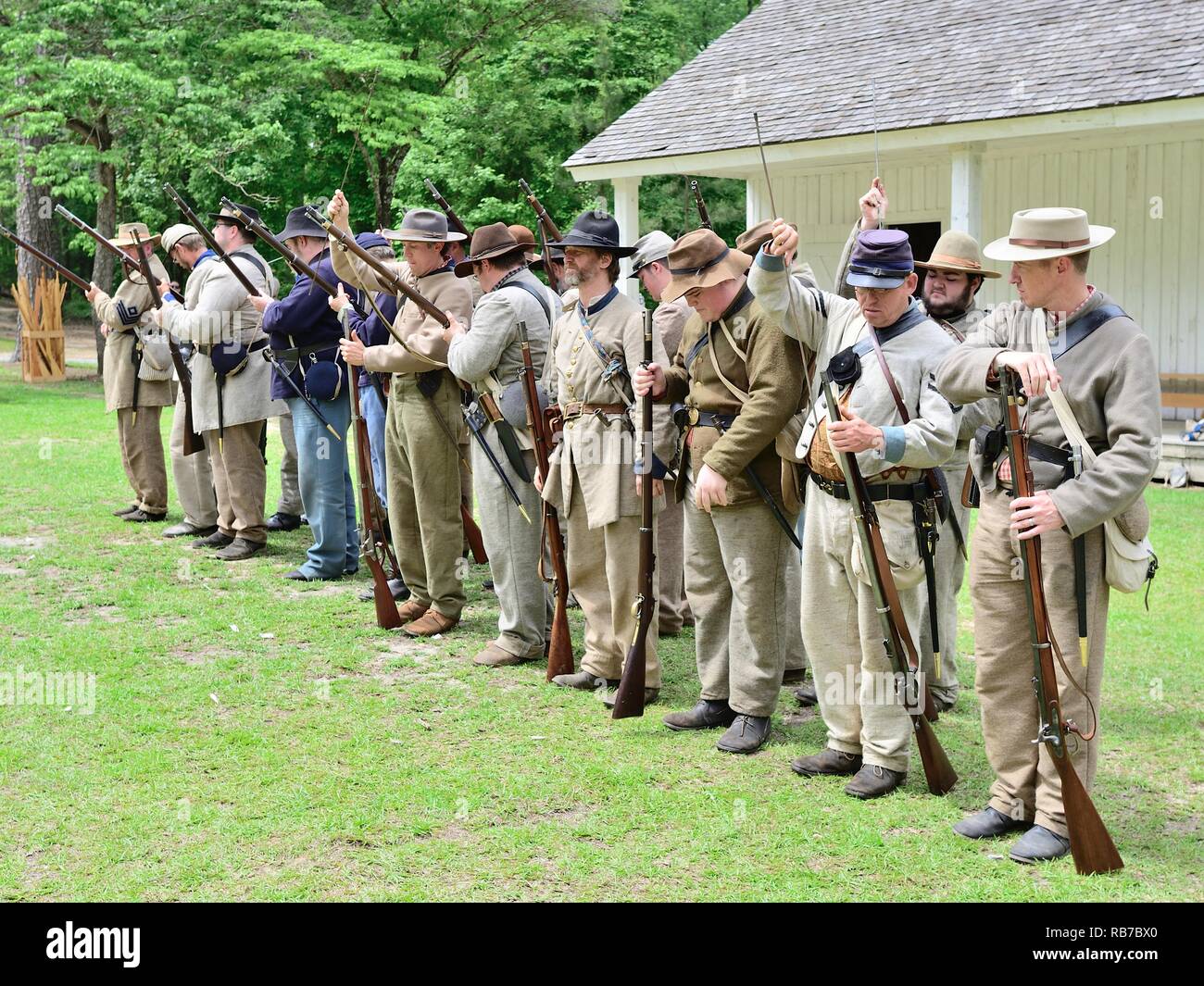 La guerra civile americana la rievocazione di soldati confederati e Unione uniformi stand in formazione a battaglia ricreazione in Marbury Alabama USA. Foto Stock