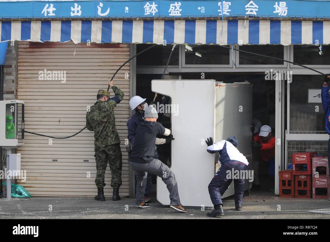 Stati Uniti I soldati dell esercito e Giappone terra Forza di Autodifesa (JGSDF) membri volontariamente nella comunità locale durante la Yama Sakura (YS) 71. Circa 40 il personale ha contribuito a pulire fino a due diverse posizioni che sono state danneggiate dal terremoto in aprile. Yama Sakura è un annuale, esercizio bilaterale con il JGSDF e U.S. Militari. Lo scopo di questo esercizio è di migliorare gli Stati Uniti e il Giappone del combat readiness e interoperabilità mentre il rafforzamento delle relazioni bilaterali e la dimostrazione di risolvere gli Stati Uniti a sostenere gli interessi della sicurezza dell alleati e partner in Indo-Asia-regione del Pacifico. Foto Stock