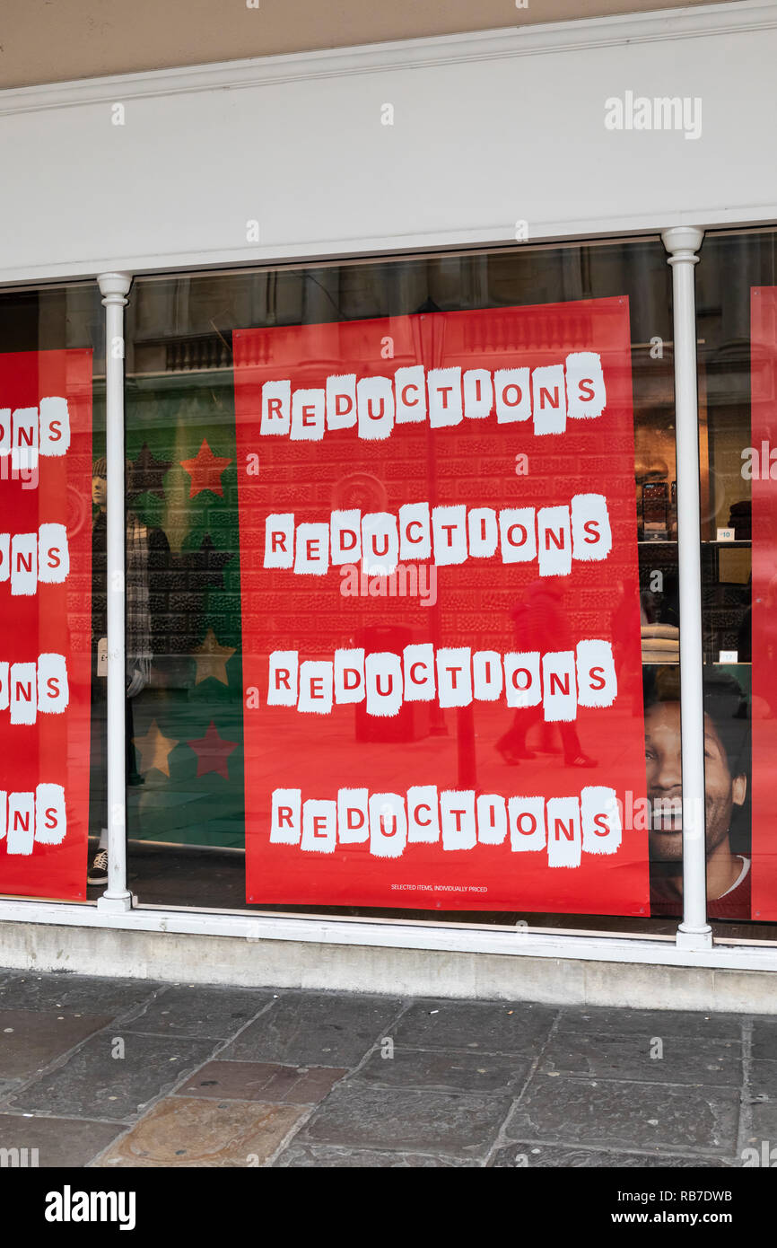 Riduzioni rosso segno pubblicità in vendita in un negozio Primark, bagno, REGNO UNITO Foto Stock
