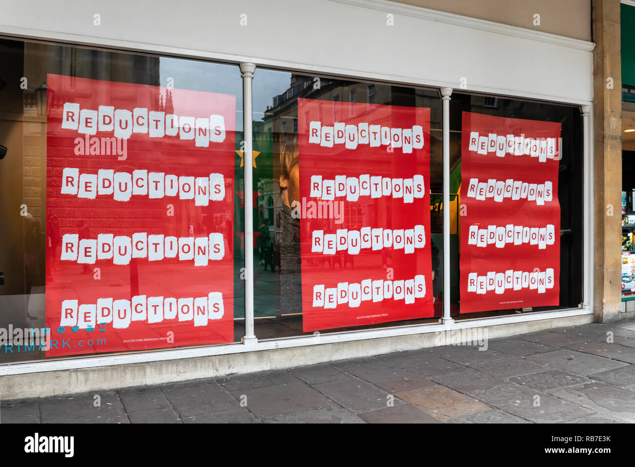Riduzioni rosso segno pubblicità in vendita in un negozio Primark, bagno, REGNO UNITO Foto Stock